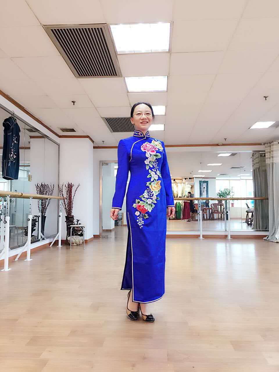 精品绣花旗袍  QXY044